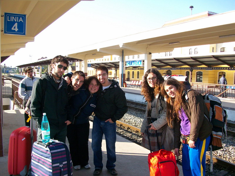 grupo de jóvenes en la estación de trenes de Oradea (Rumanía)
